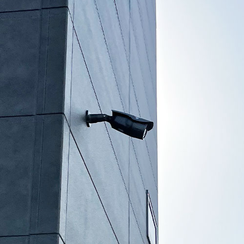 豊中市の歯科医院の外壁に設置した防犯カメラ