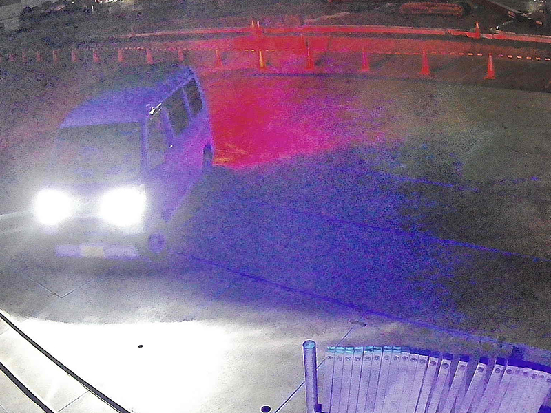 安城市の工事現場の出入口カメラで録画した夜間の車両の映像