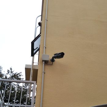 笛吹市のホテルで工事を行った防犯カメラ。防風、防塵で屋外に適したタイプを使用