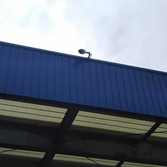 工場屋根の上に防犯カメラ（岩倉市）
