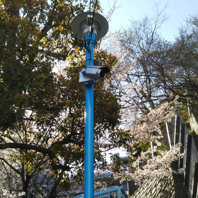 街路灯にパナソニックの防犯カメラ1