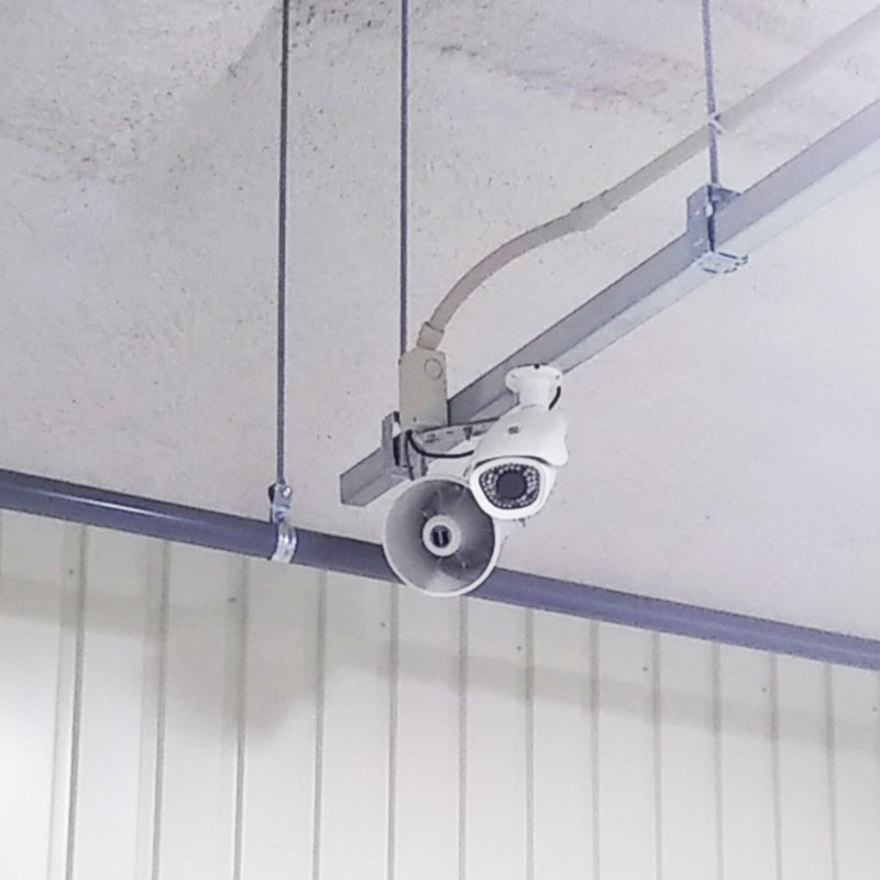 倉庫を見守る防犯カメラ