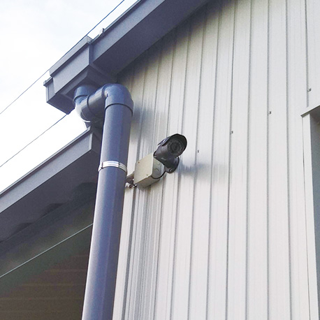 南アルプス市の工場の外壁に設置したカメラ