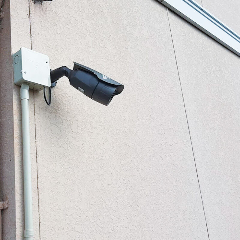 三島市アパートの駐車場を見守る防犯カメラ