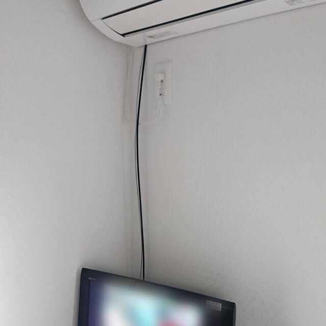 エアコンの穴を使った場合の屋内の配線