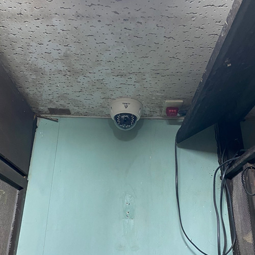 屋内の天井に設置したドームカメラ