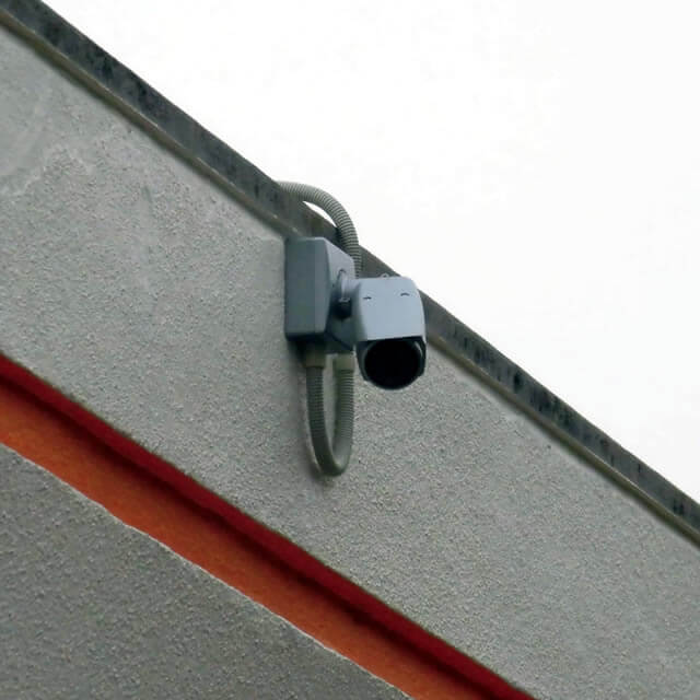 壁に設置した防犯カメラ