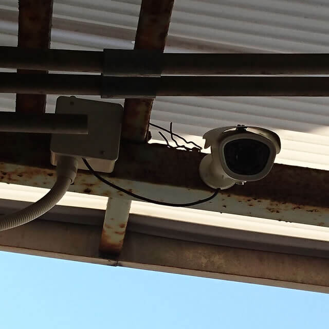 スレート屋根の骨組みに防犯カメラを設置工事２