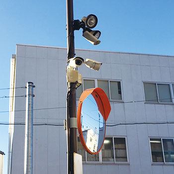 マンションの駐車場に設置した防犯カメラと人感センサー付きライト