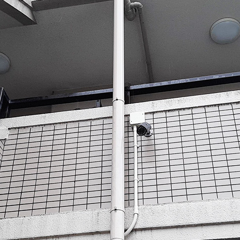 マンションの外壁に防犯カメラ設置