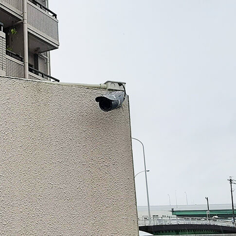 マンションの駐車場を監視する防犯カメラ
