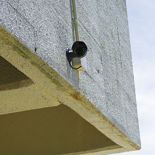 伊豆の専門学校　外壁に設置した防犯カメラ