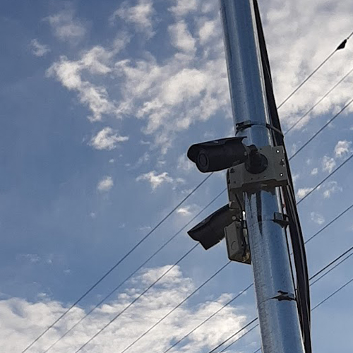 甲斐市の公園で防犯カメラを2台設置