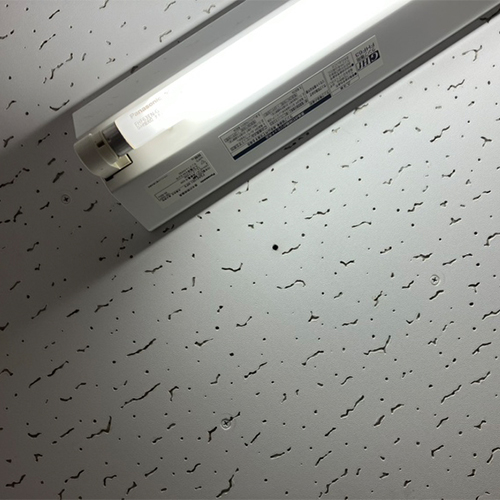 個人宅の裏口に設置した防犯カメラ