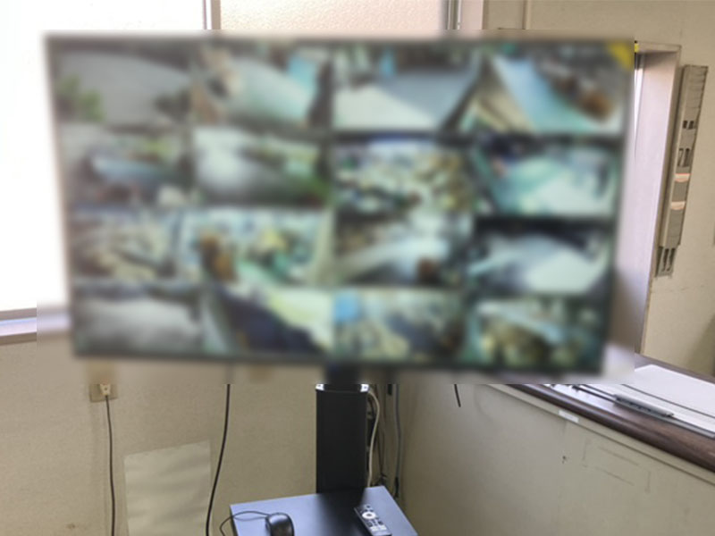 南あわじ市の事務所で防犯カメラの映像を一括管理するモニター