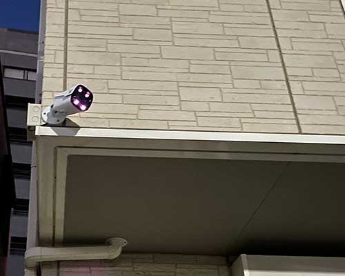 マンションのベランダを監視する防犯カメラ