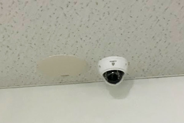 書庫を監視する防犯カメラ