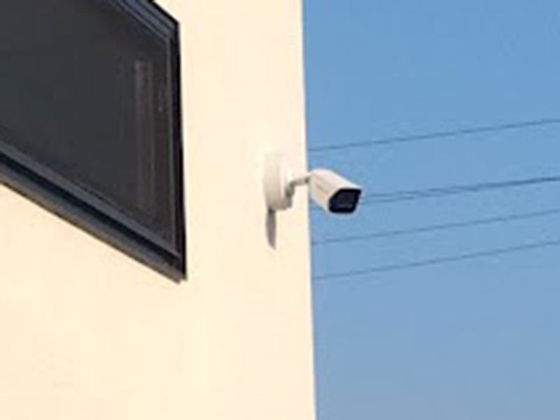 駐車場側に設置した防犯カメラ