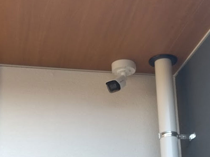玄関に設置した防犯カメラ