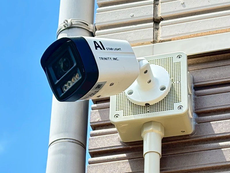 大分市の戸建て住宅の外壁に設置したAIスターライトカメラ