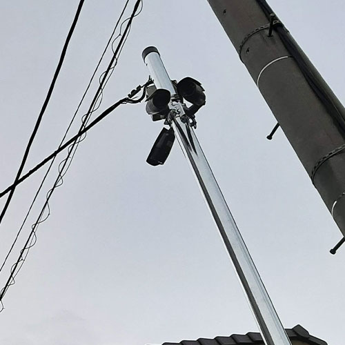 東大阪市のマンション駐輪場にポールを建柱し設置した防犯カメラ