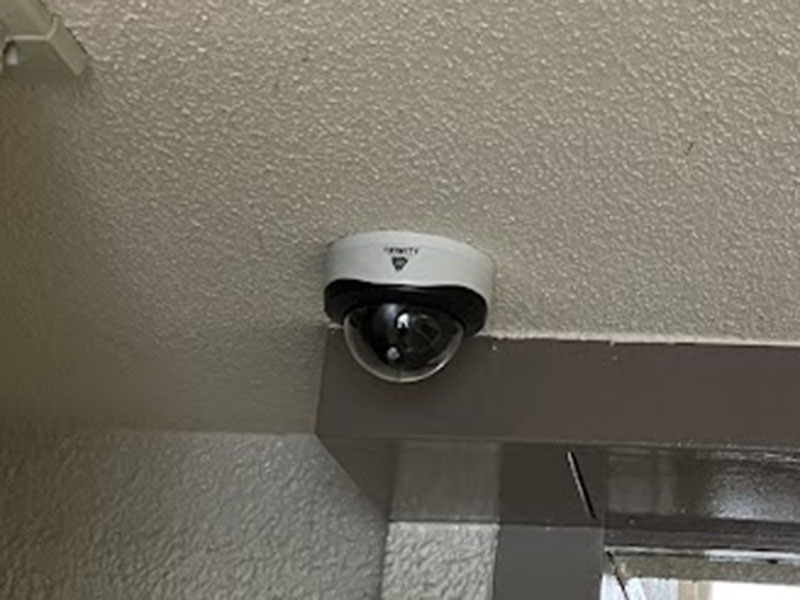 枚方市のマンションのエントランスに設置した防犯カメラ
