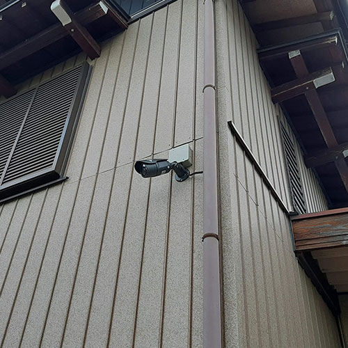 宇陀市の個人宅　勝手口の防犯対策として設置した防犯カメラ