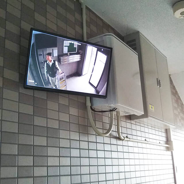 大和高田市の学生用アパートエントランスの防犯カメラモニター