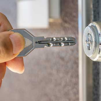 鍵をしっかりしめる