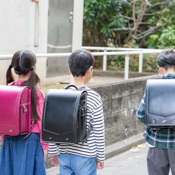 子供を熊から守る