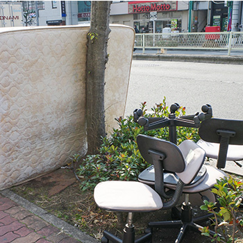 粗大ごみが不法投棄されて自治会に負担がかかる