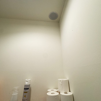 お手洗いに設置した天井埋込スピーカー