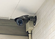 出入口に防犯カメラを設置し侵入者を監視する