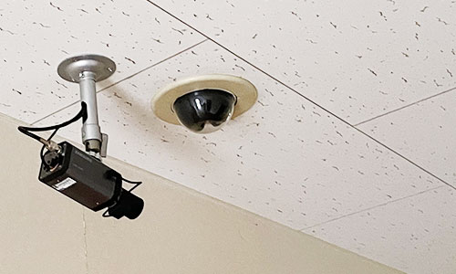 天井面に設置した箱型防犯カメラ
