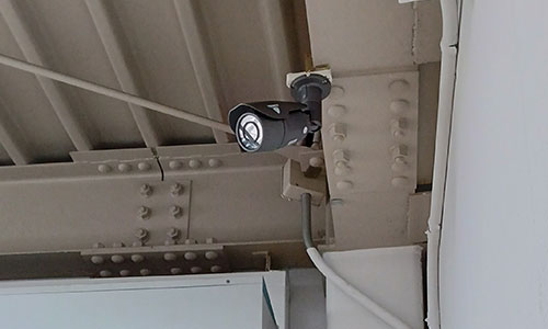 天井面に設置したバレット型防犯カメラ