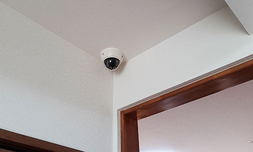 天井面に設置したドーム型防犯カメラ