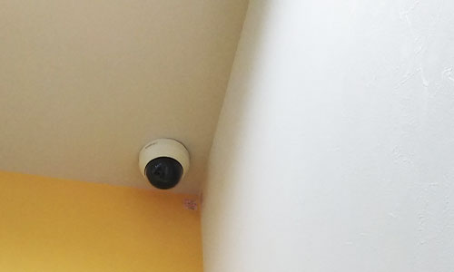 店舗の天井に防犯カメラ