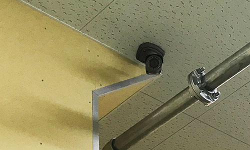 工場の天井にバレット型防犯カメラ