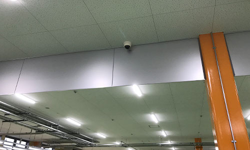 製造現場の天井にドーム型防犯カメラ