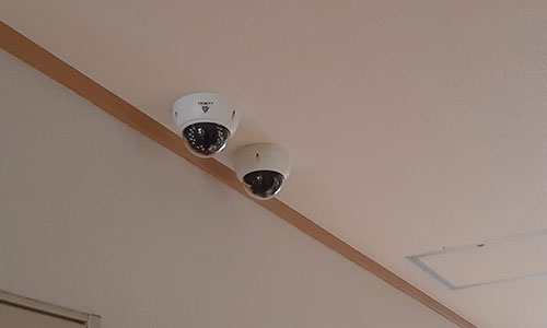 公共施設の天井に防犯カメラ