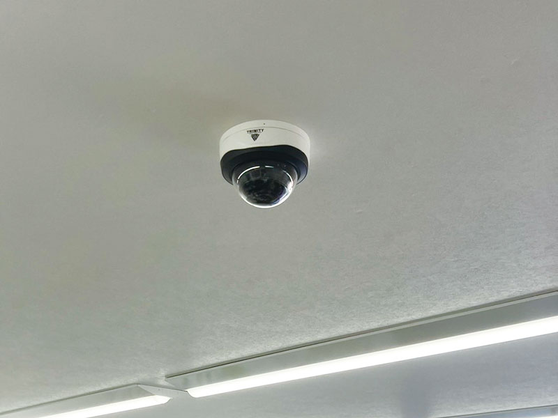 屋内に設置したドーム型防犯カメラ