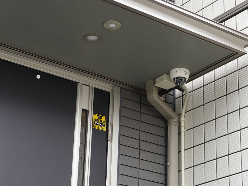 屋外に設置したドーム型防犯カメラ