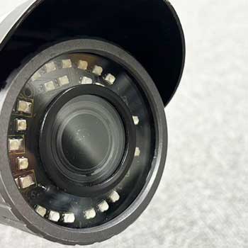 本物の防犯カメラには赤外線ランプがある