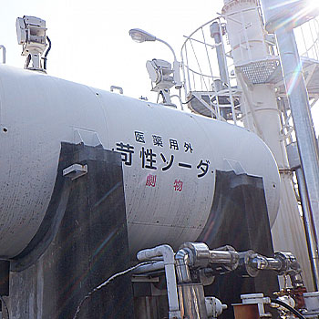 薬品や機械との接触トラブルを防ぐ監視カメラ