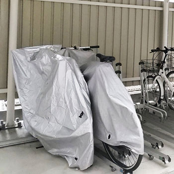 自転車カバーをかける