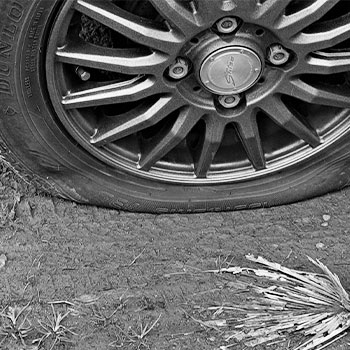 車・自転車のタイヤパンクはイタズラかも？見分け方と防止策をわかりやすく解説