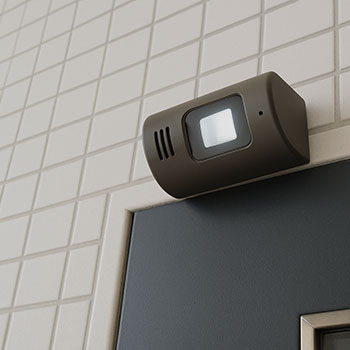 玄関ドアに挟むだけで防犯できる?簡易カメラのメリット・デメリット