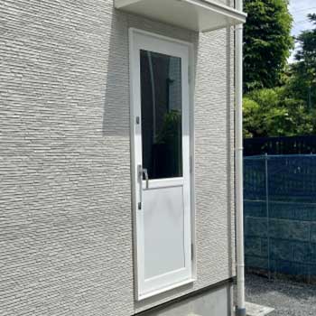 戸建ての勝手口に防犯カメラ