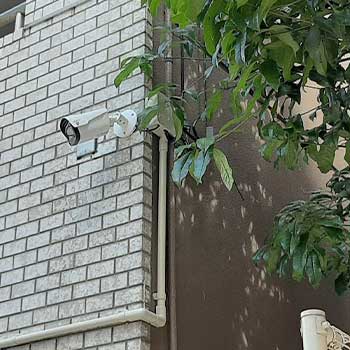 一戸建ての角に防犯カメラ
