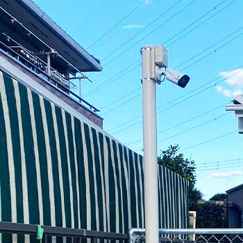 ポールを建てて防犯カメラを取り付け